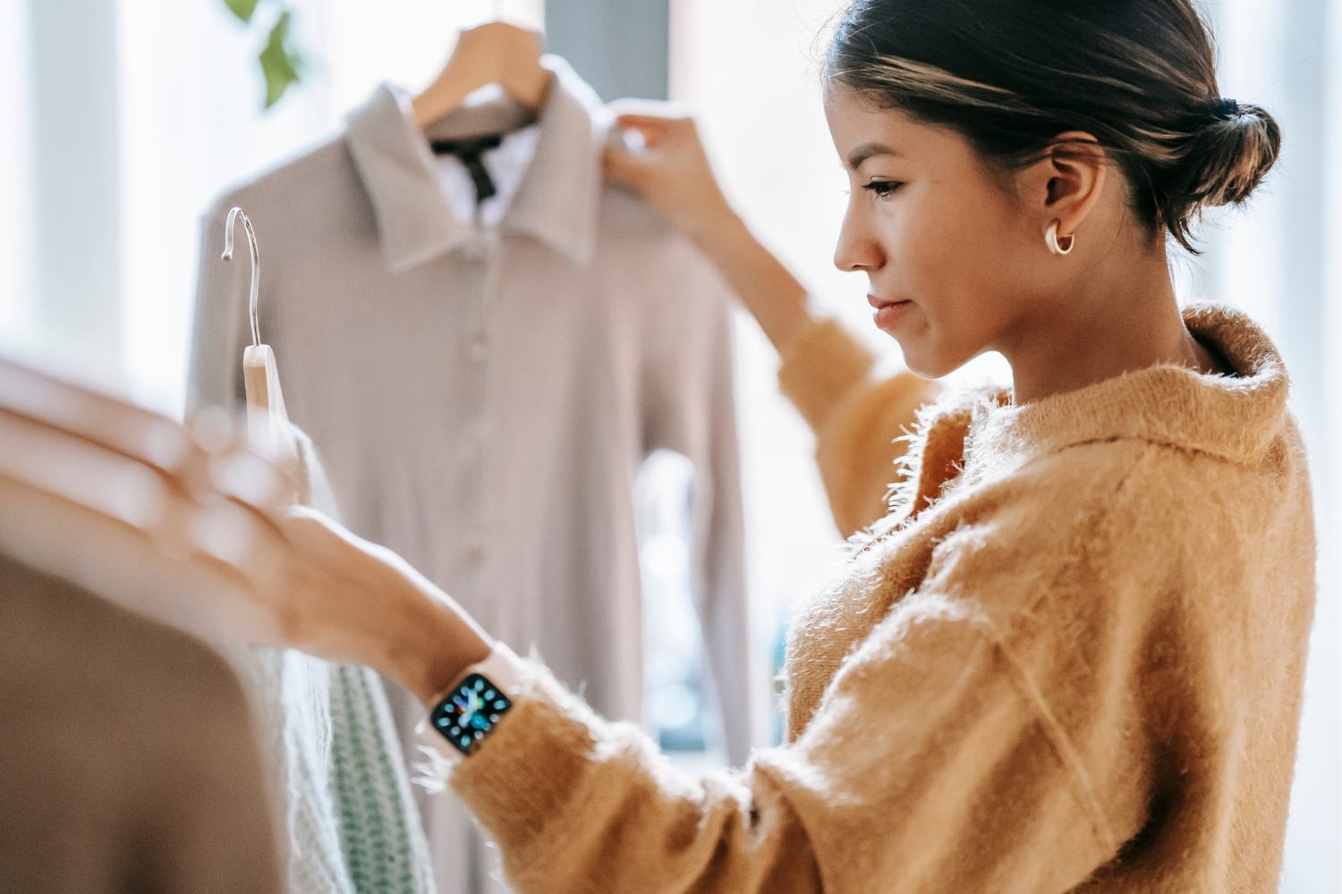 Cuidados ao comprar roupas femininas elegantes e baratas